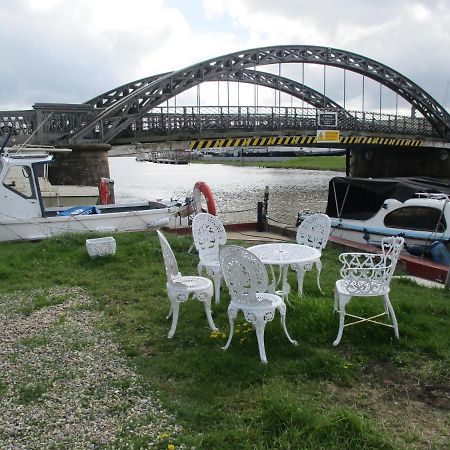 Blue Cabin Bridge Stores Fritton Exterior photo